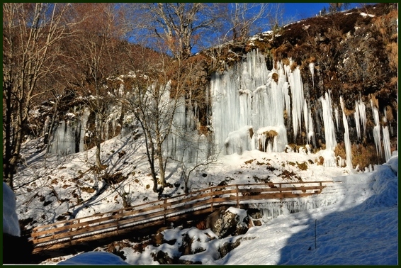 cascade sous la glace