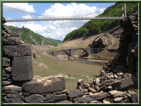 vue depuis l'intérieur d'une ruine