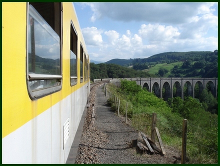 Train à l'entrée du viaduc