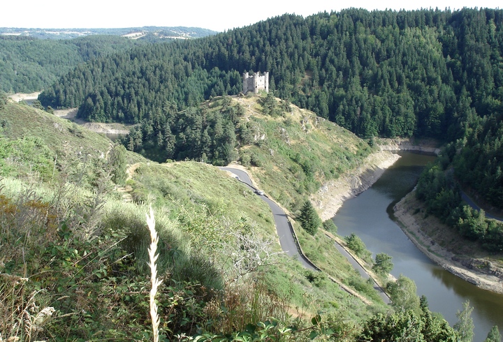 Château d'Alleuze sur son piton rocheux