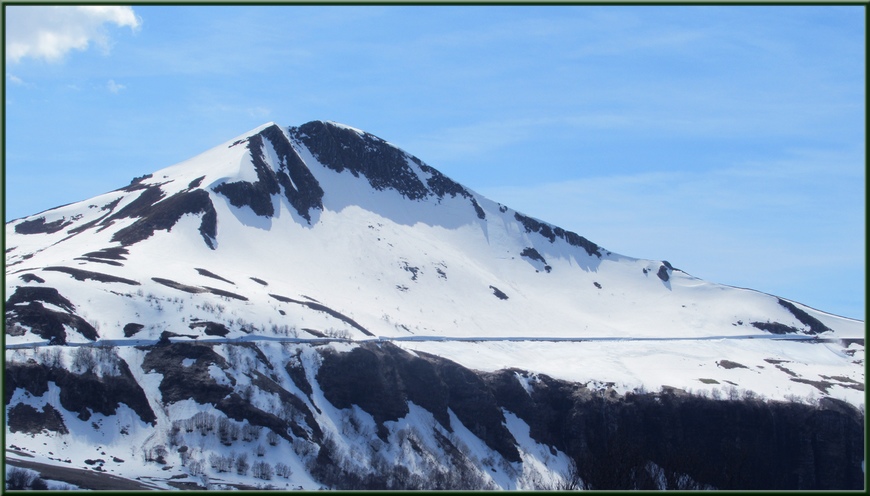 Route au pied du Puy Mary