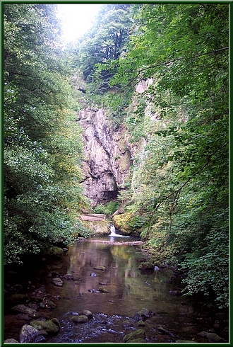 La Cère entre les falaises