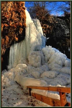 cascade sous la glace