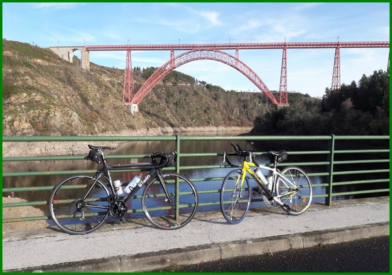 vélos devant le viaduc de Garabit